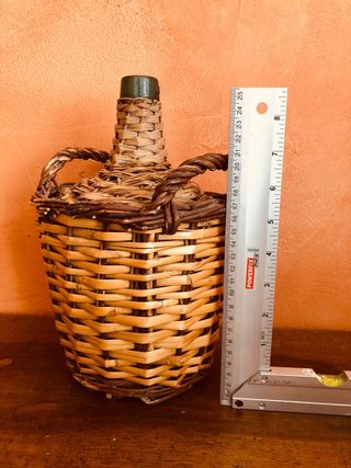 Garrafa de mimbre con asas