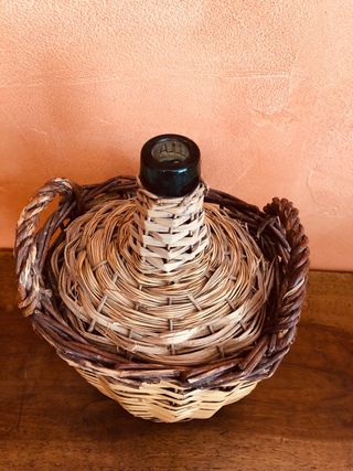 Garrafa de mimbre con asas