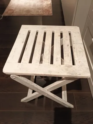 Taburete plegable de madera blanco