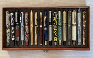 Espositore per penne stilografiche in legno (2)