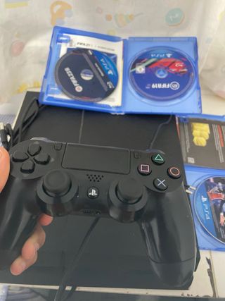 PS4 (PlayStation 4) Negra + 3 Juegos