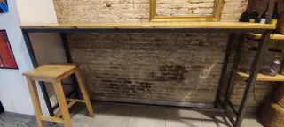 Tavolo in stile industriale in legno e metallo