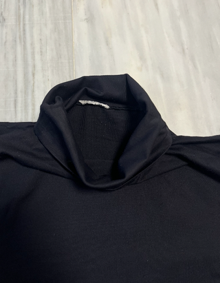 Camiseta negra cuello alto manga corta