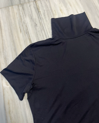 Camiseta negra cuello alto manga corta