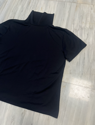 Camiseta negra cuello alto manga corta