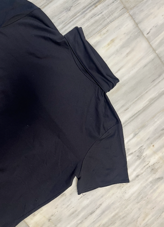 Camiseta negra cuello alto manga corta