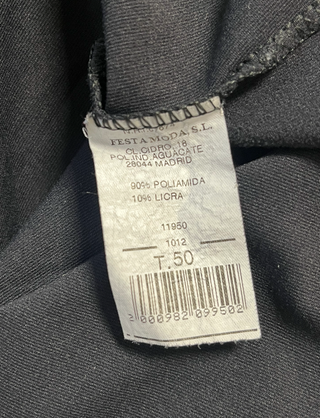 Camiseta negra cuello alto manga corta