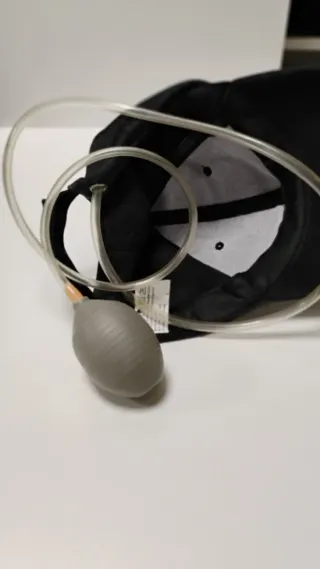 Gorra con peineta negra y blanca