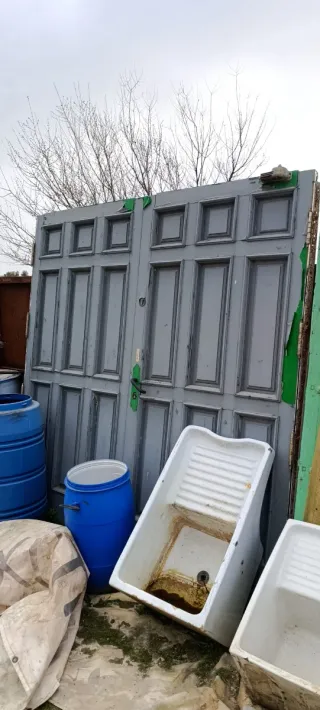 Puerta doble de madera gris