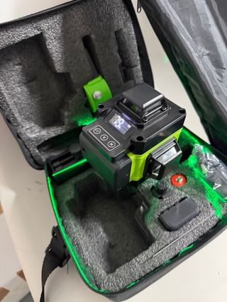 Nivel láser con trípode