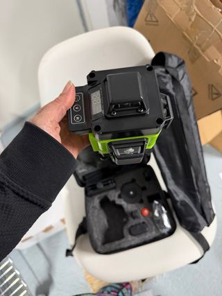 Nivel láser con trípode