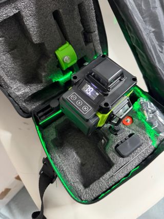 Nivel láser con trípode