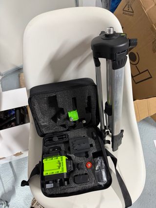 Nivel láser con trípode