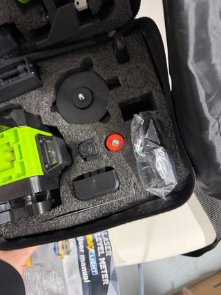 Nivel láser con trípode