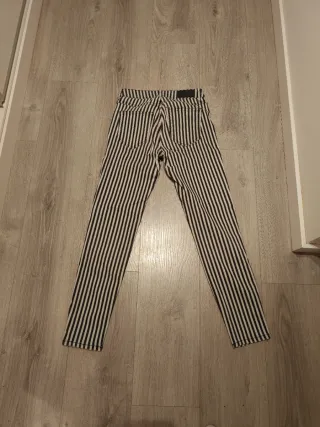 Vaqueros de rayas blancas y negras
