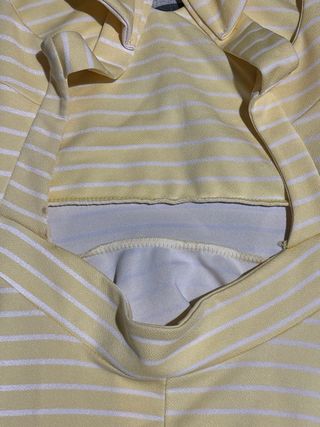 Vestido amarillo con rayas blancas y lazo