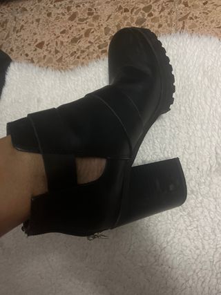 Botines negros con hebillas
