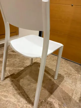 Silla de plástico blanca