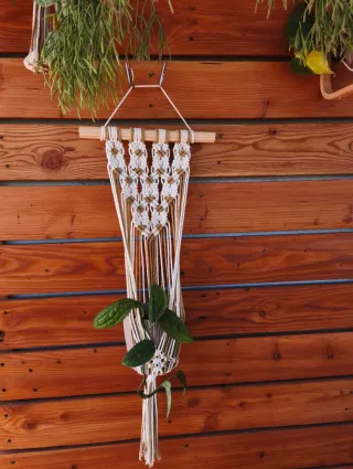 Macetero colgante de algodón y madera