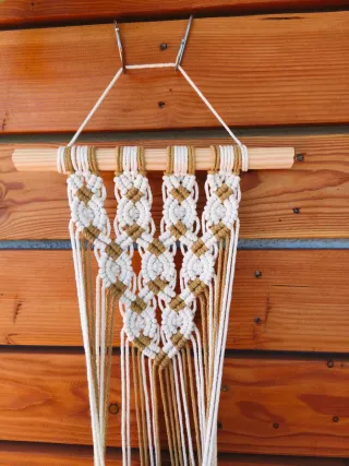 Macetero colgante de algodón y madera