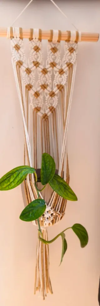 Macetero colgante de algodón y madera
