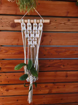 Macetero colgante de algodón y madera