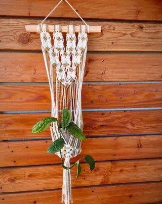 Macetero colgante de algodón y madera