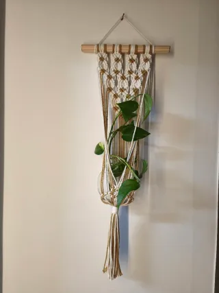 Macetero colgante de algodón y madera