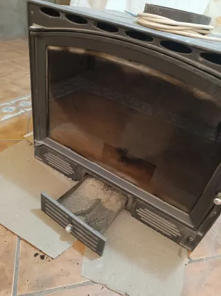 Chimenea de hierro negra