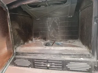 Chimenea de hierro negra