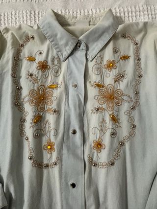 Camisa tejana clara bordada