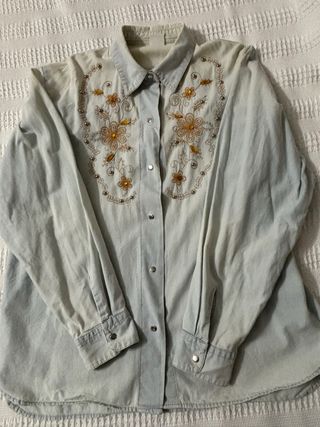 Camisa tejana clara bordada