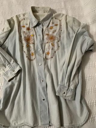 Camisa tejana clara bordada