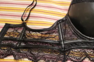 Sujetador efecto cuero y encaje negro