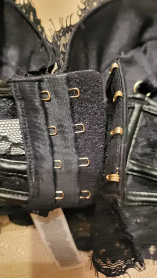 Sujetador efecto cuero y encaje negro