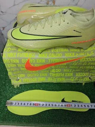 Botas de fútbol  Air Zoom verdes y naranjas