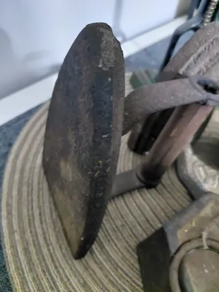 Colección piezas antiguas: planchas, candados, pes