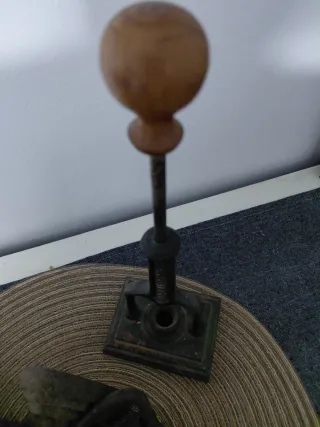 Colección piezas antiguas: planchas, candados, pes