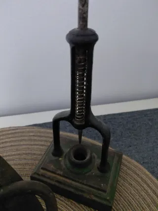 Colección piezas antiguas: planchas, candados, pes