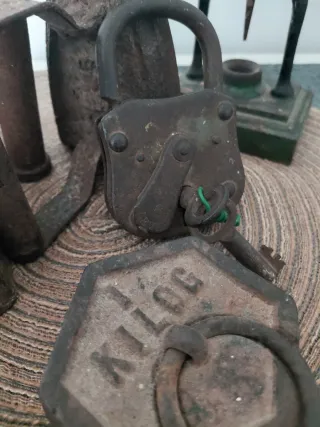 Colección piezas antiguas: planchas, candados, pes