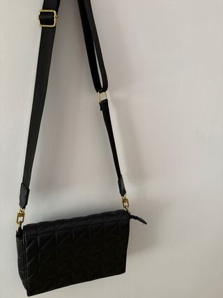 Bolso negro acolchado con correa