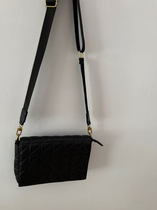 Bolso negro acolchado con correa