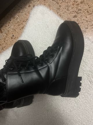 Botas negras con cordones