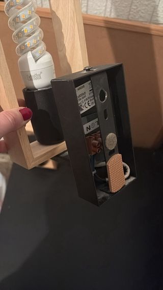 Apliques de pared de madera y color negro