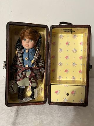 Muñeca de porcelana con maleta