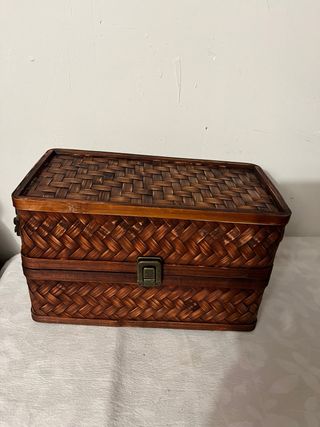 Muñeca de porcelana con maleta