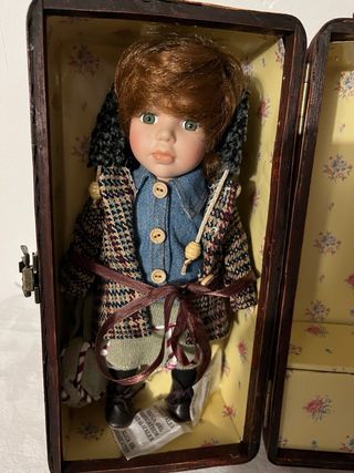 Muñeca de porcelana con maleta