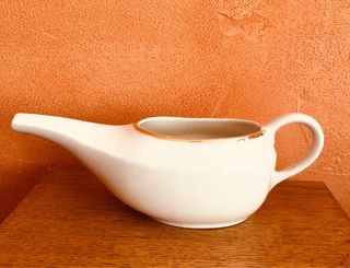 Salsera antigua de porcelana dorada