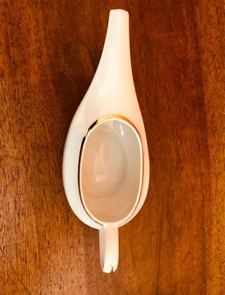 Salsera antigua de porcelana dorada