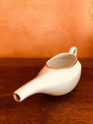 Salsera antigua de porcelana dorada